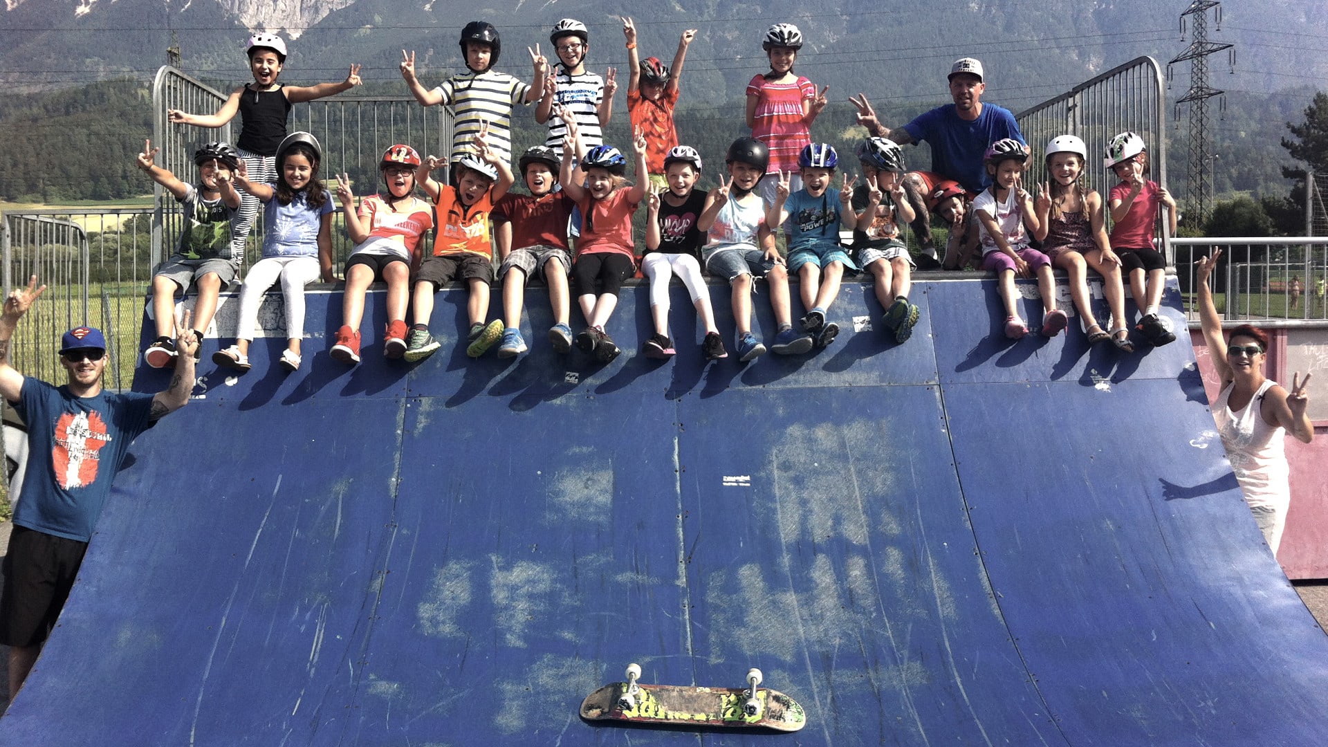 Kinder beim Skatepark in Wattens